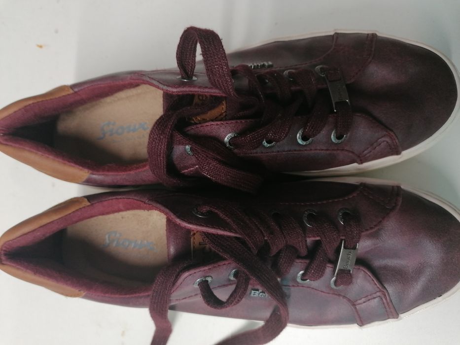 Vând pantofi sport pt femei