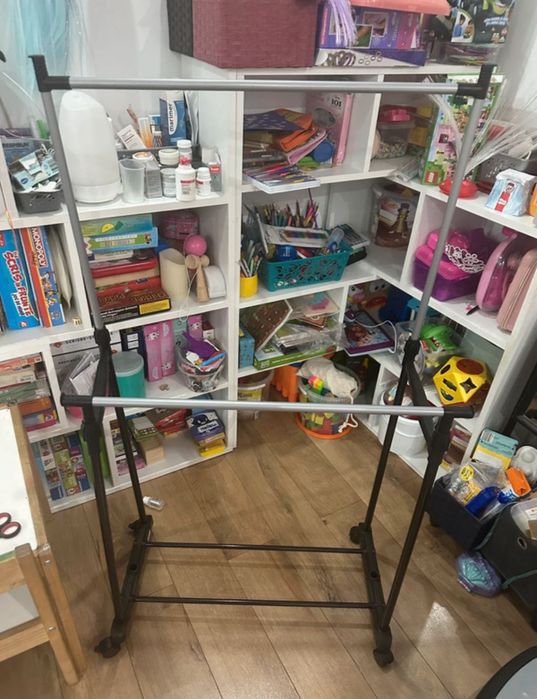 Suport de haine cu roți