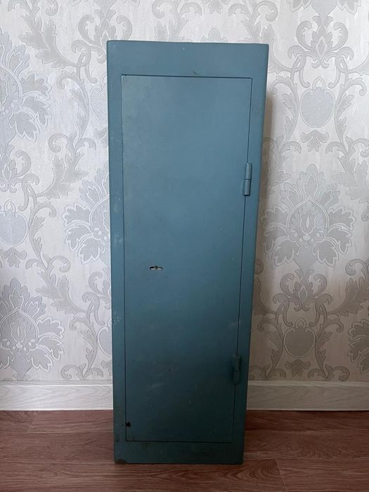 Продам сейф,90см