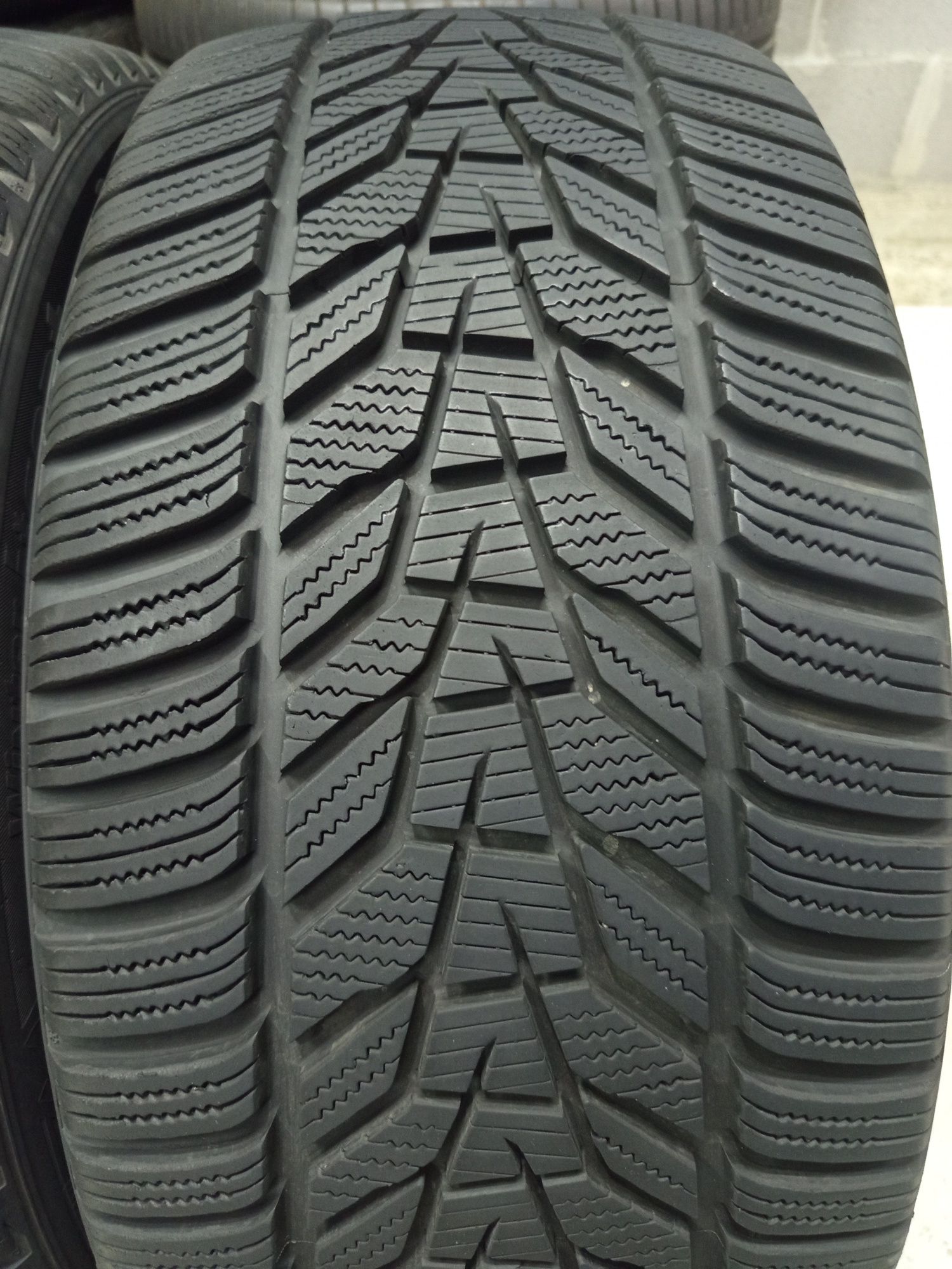 Hankook 245/45/18-4бр 8.0мм дот 2623