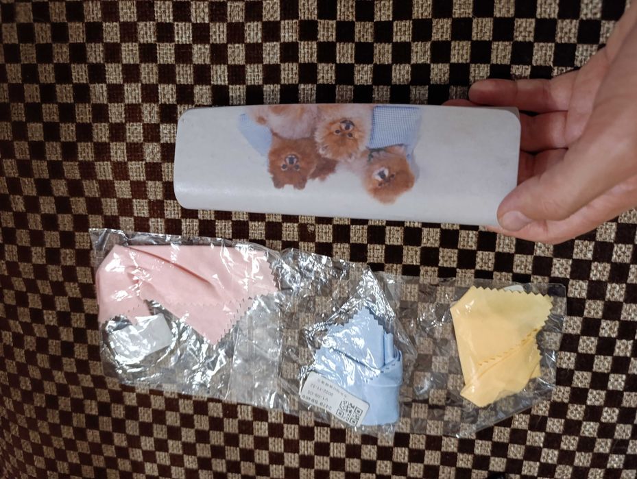 Продаю б/у чехол для очков с салфетками для очков