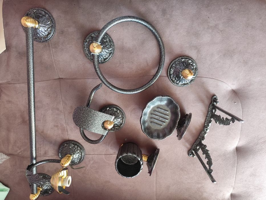 Аксесоари за баня от ковано желязо с жълт метал