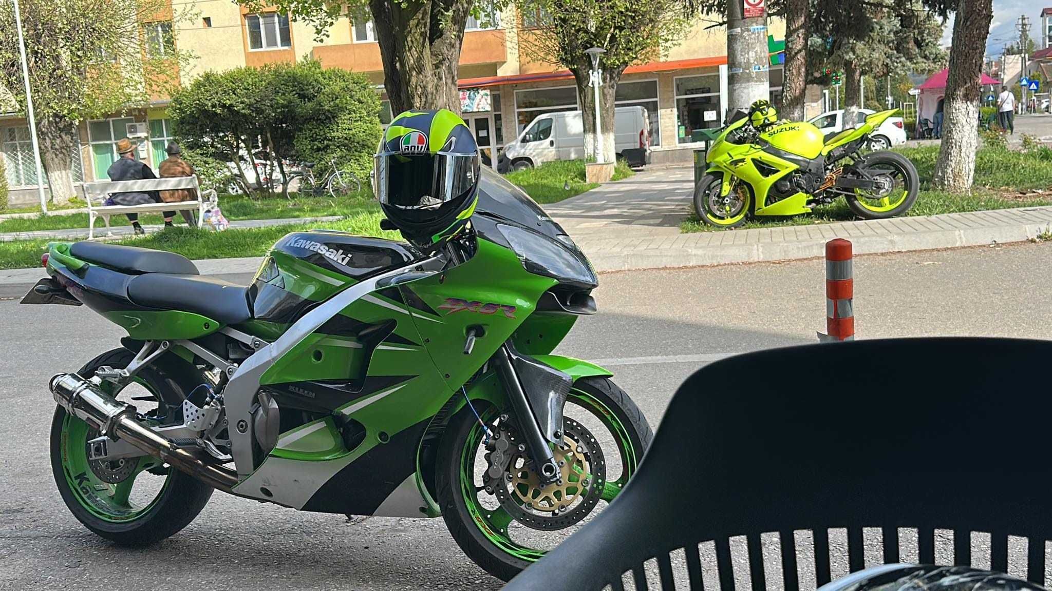 Kawasaki ZX600J din 2000.