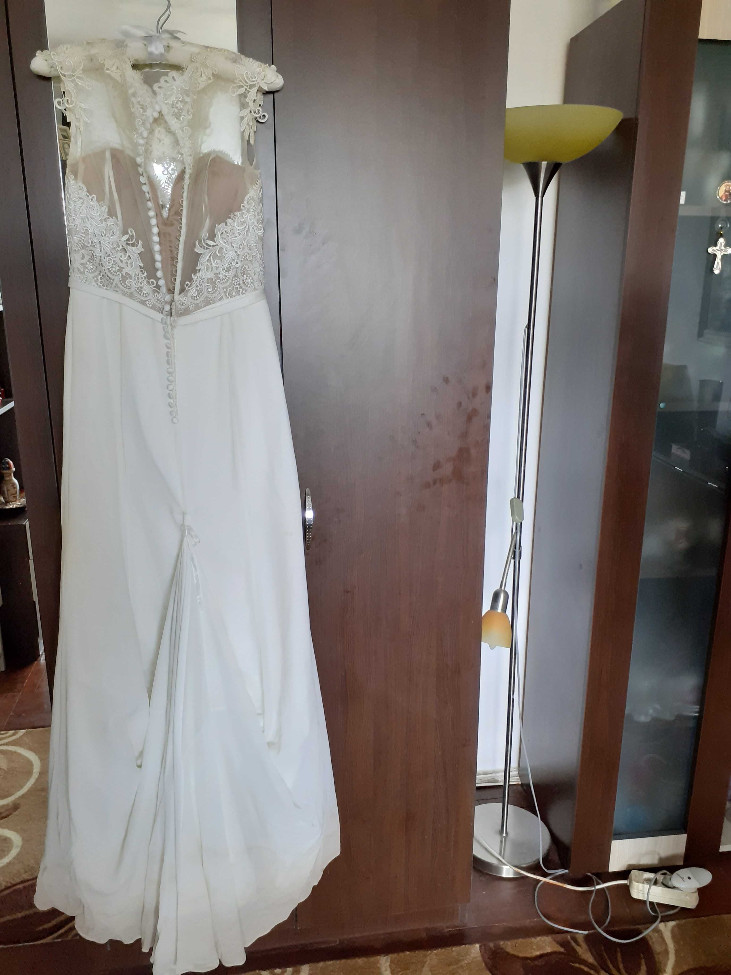 Rochie de mireasă 800 lei și rochie de ocazie 200 lei