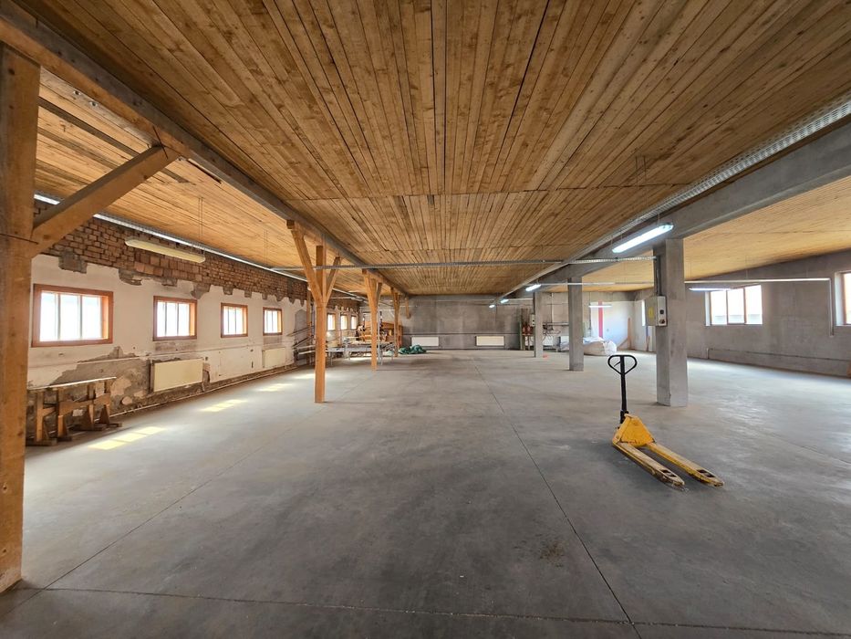 Clădire industrială și teren aferent