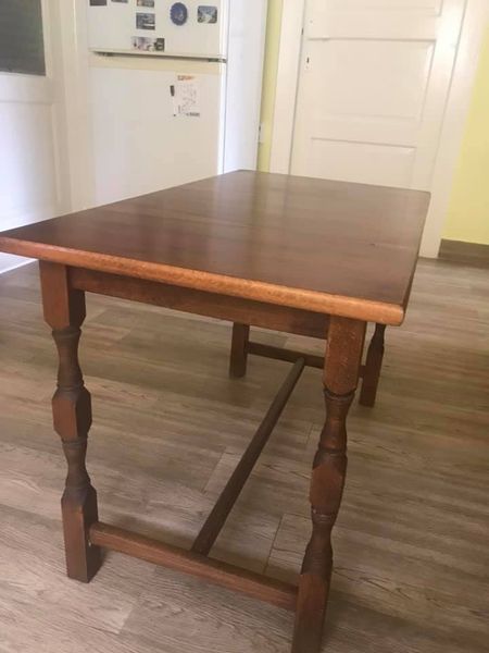 Vând masuță pentru fotolii, puțin folosită, stare foarte bună(impecabi