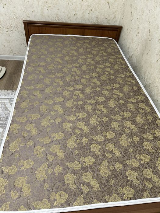 Кровать с матрасом