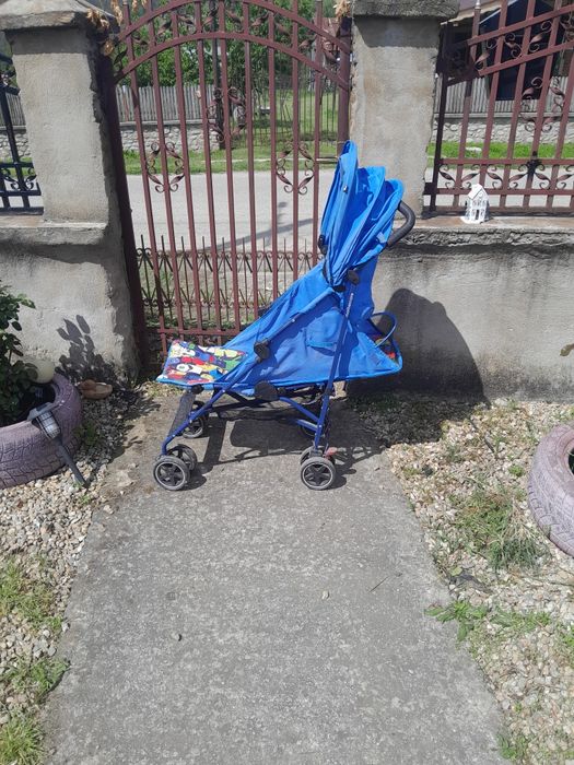 Carucior pliabil și jucarii