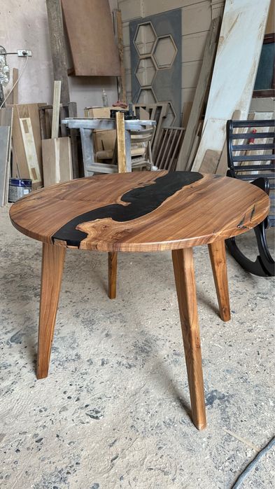 Стол обеденный (массив карагач+эпоксидная смола)