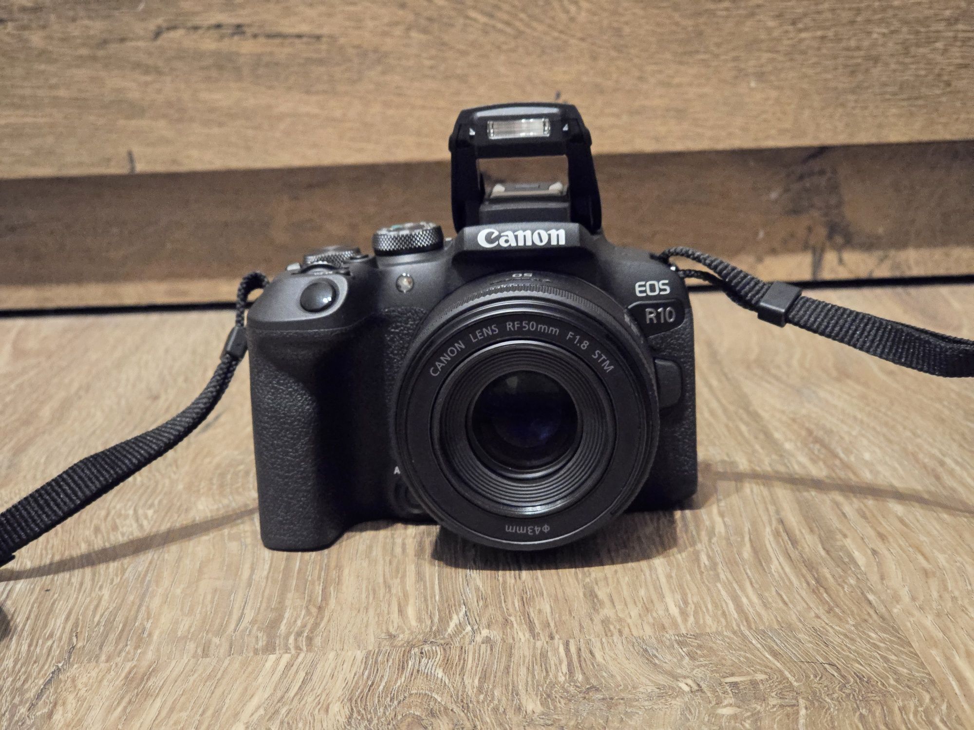 Canon R10 + Obiectiv Canon RF-S 18-45mm + Obiectiv RF 50mm F/1.8 STM
