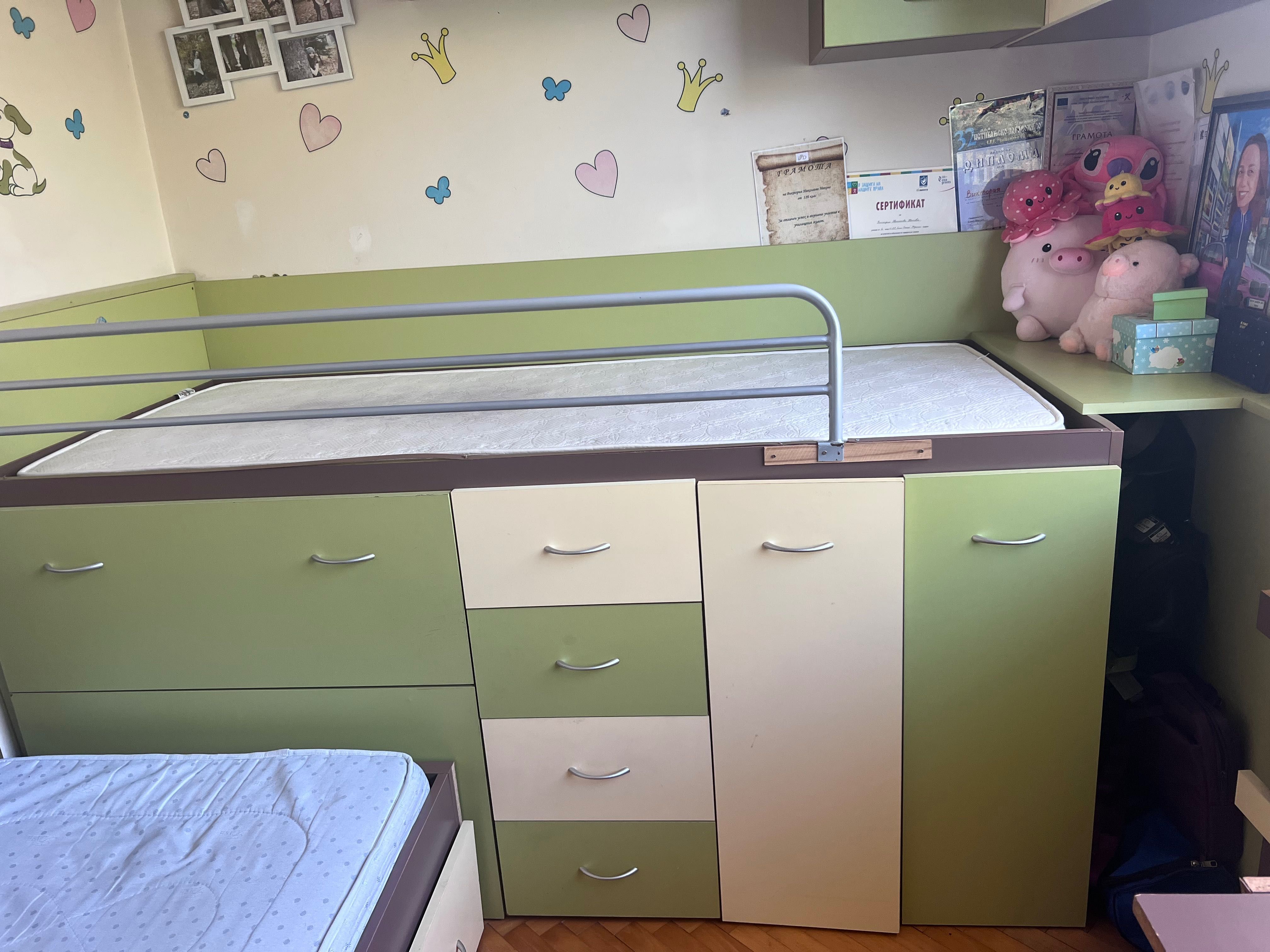 Мебели от детска стая две легла с ракла шкафове и бюро.