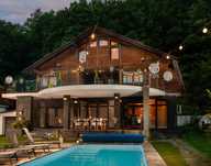 De vânzare casă cu piscină acoperită și încălzită