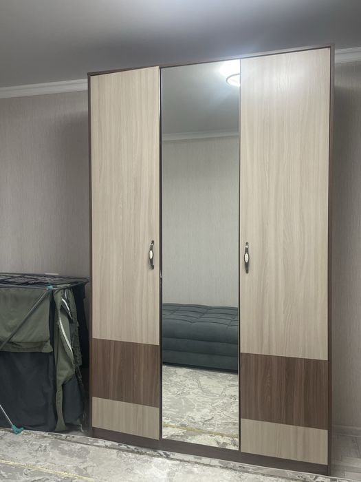 Срочно продам шкаф с зеркалом