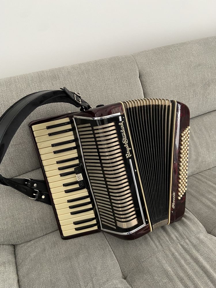 Acordeon de vanzare Bandon royal standard cu 80 basi