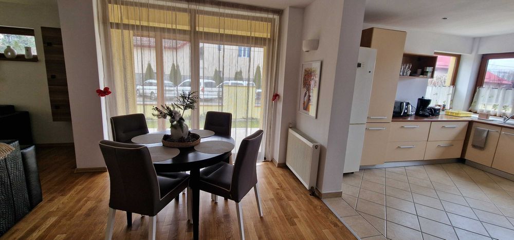 Proprietar -Inchiriez casa 250 mp,3 dormitoare,garaj,curte .