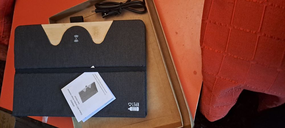 Incarcator wireless incorporat in agenda birou