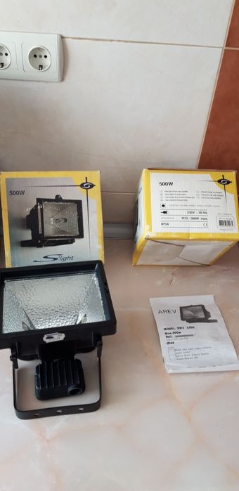 2 proiectoare halogen 500 Wats. NOI