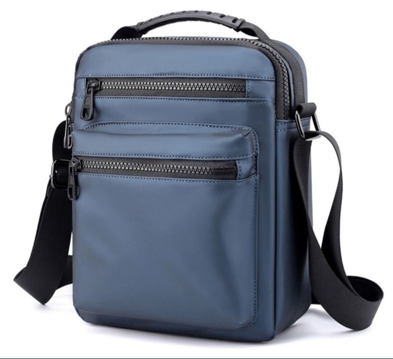 Новая барсетка. Цвет чёрный и синий.