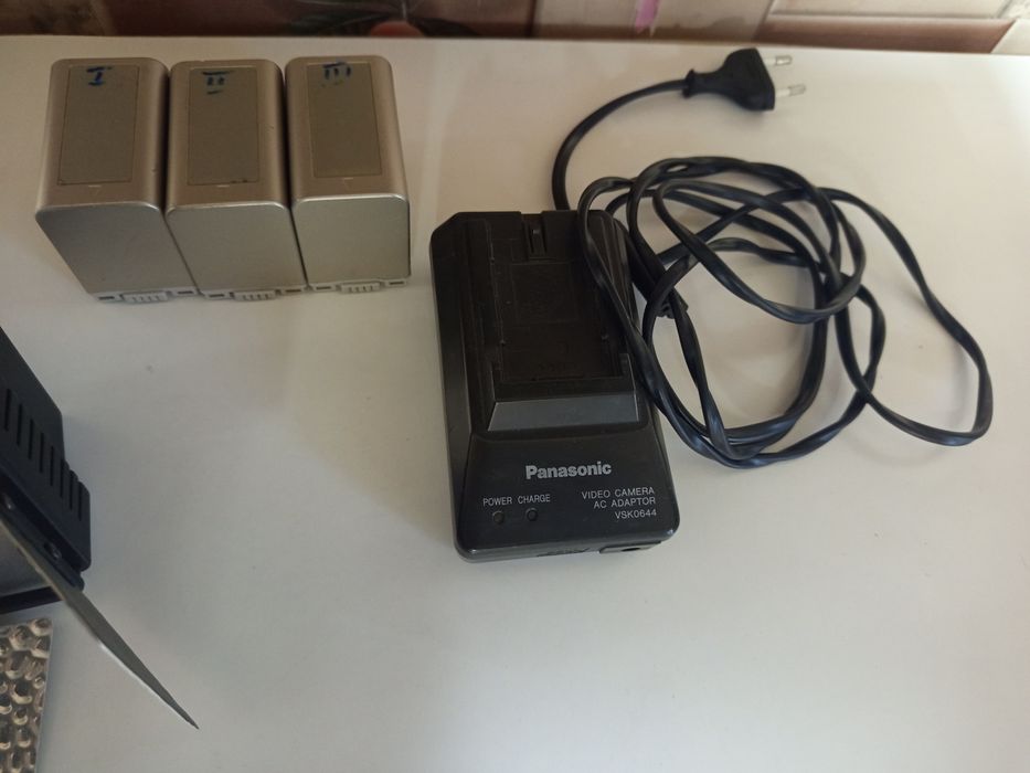 Lampa led cu voleti , 3 baterii si incarcator panasonic