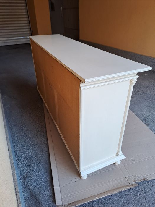 Класически масивен шкаф за трапезария