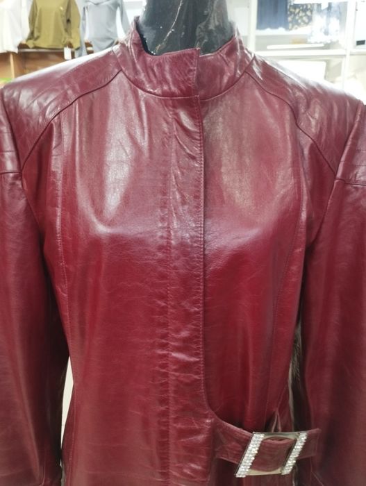 Подам плащ женский,кожа