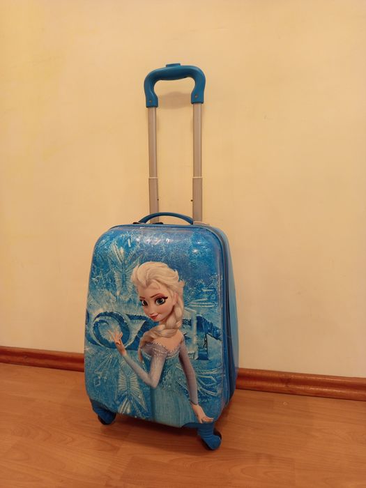 Продам чемоданчик девочке .