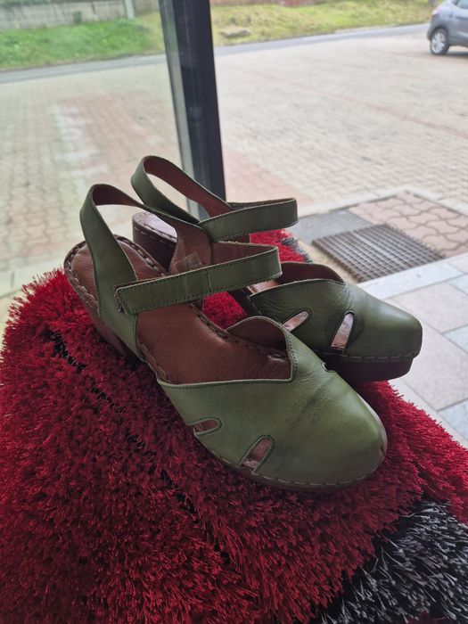 De vânzare Sandale de damâ in stare bunâ