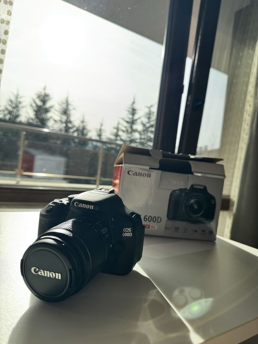 Canon EOS 600D + EF-S 18–55mm II китов обектив.