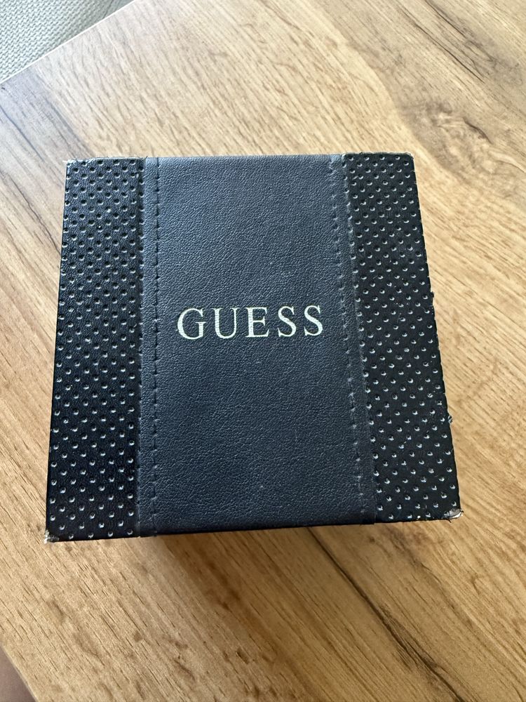 Продавам дамски часовник GUESS