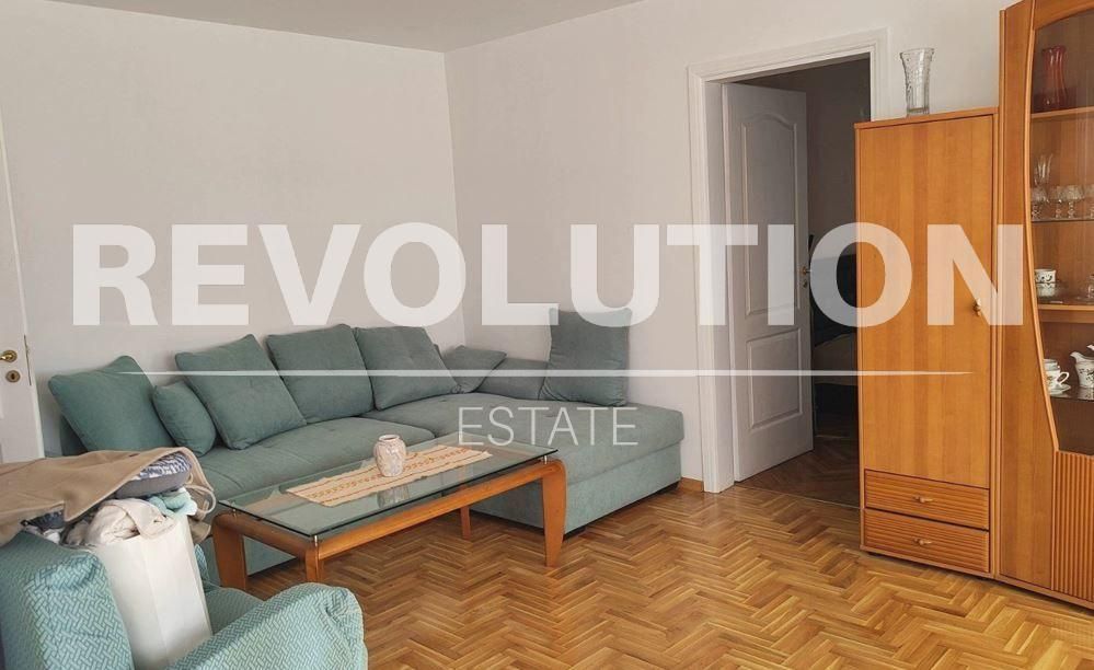 Тристаен апартамент в района на  Център!