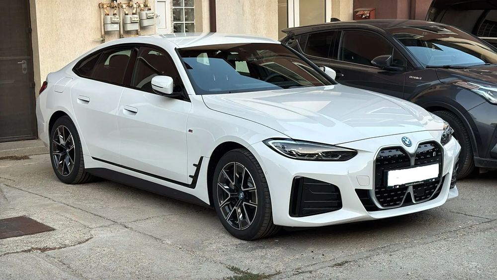 BMW i4 Masina este ca noua are inca tiple din fabrica ! pret usor negociabil