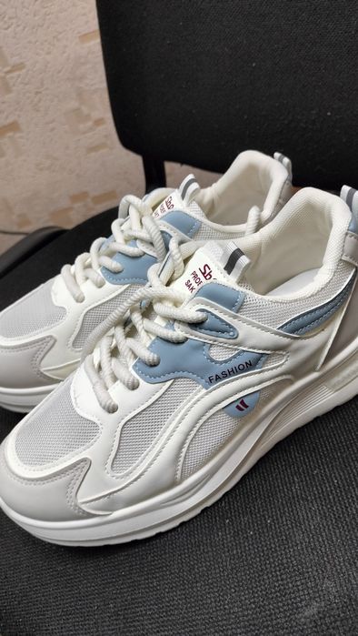 Продам новые кросовки