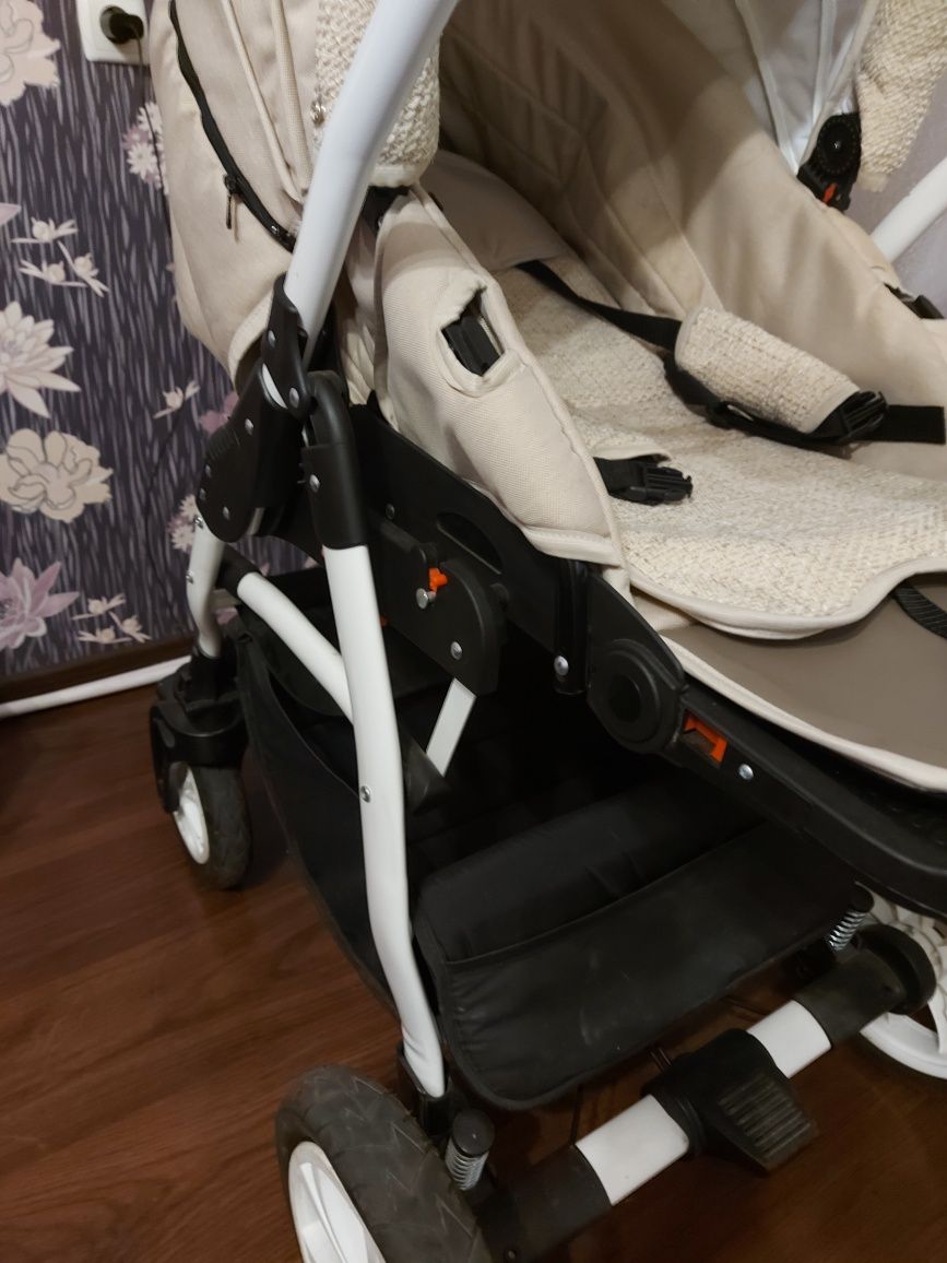 Бебешка количка  LORELLI 2в1 .Използван е само летният  кош три месеца