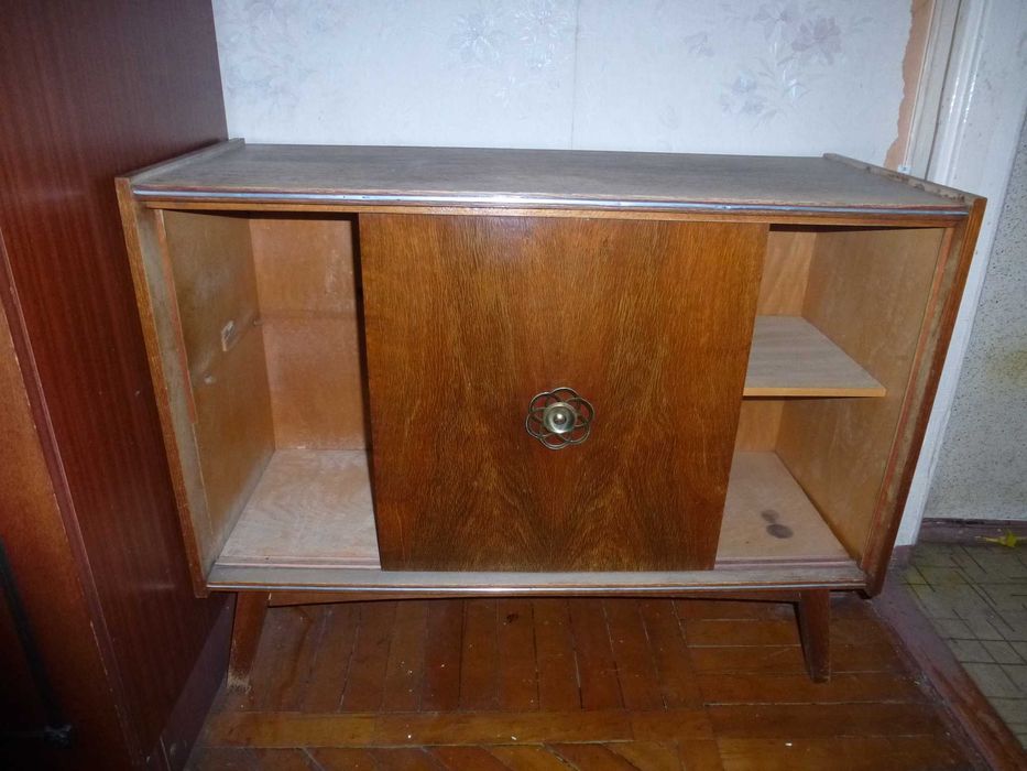 Тумбочка  большая от немецкого гарнитура  крепкая продаётся  недорого