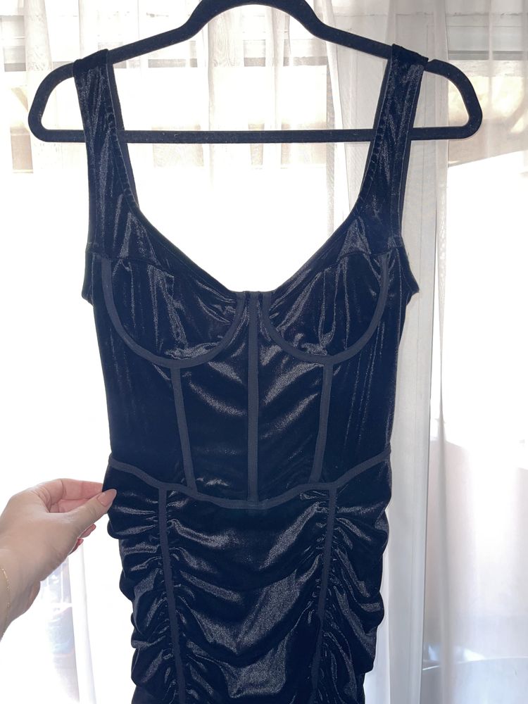 Черна кадифена рокля нова с етикет размер M/L