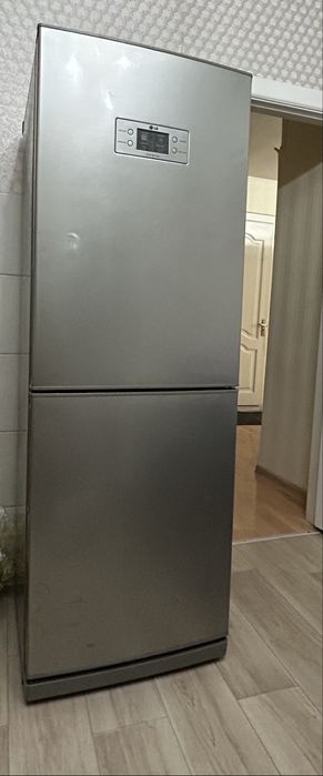 Холодильник LG рабочии в хорошем состоянии