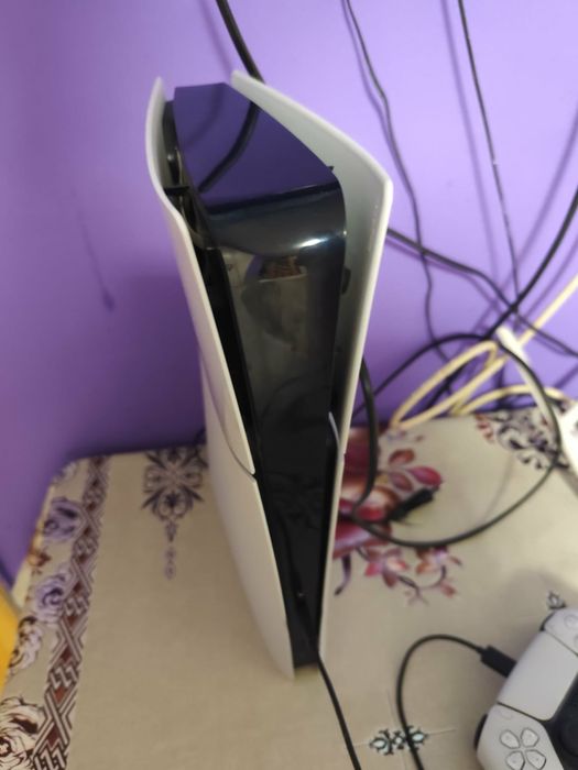 Vand playstation 5  slim ,plus 2 control