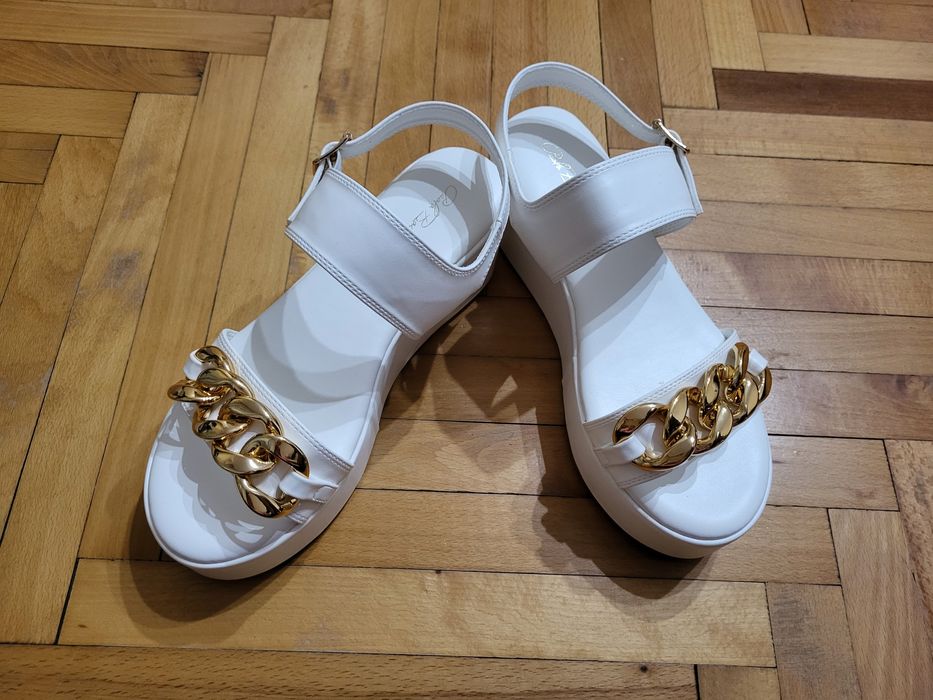Бели дамски сандали