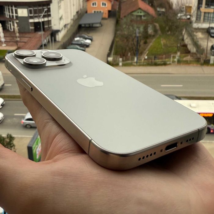 Vând iPhone 15 Pro, ca nou, 128GB, Titanium, la cutie + husă originală