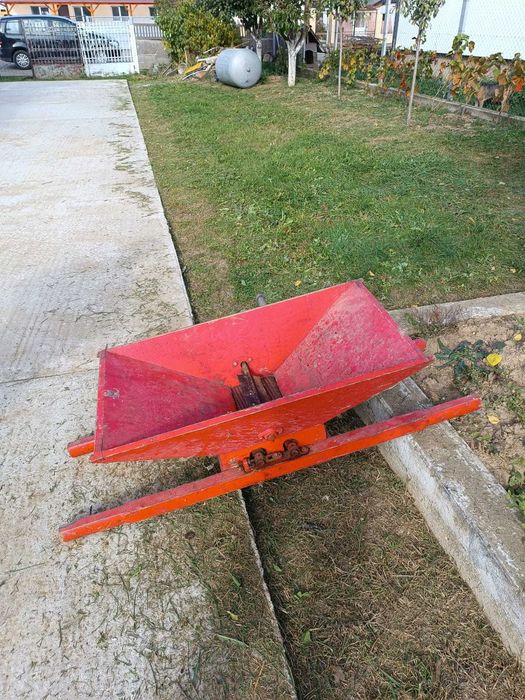 Vând storcator fructe de sezon