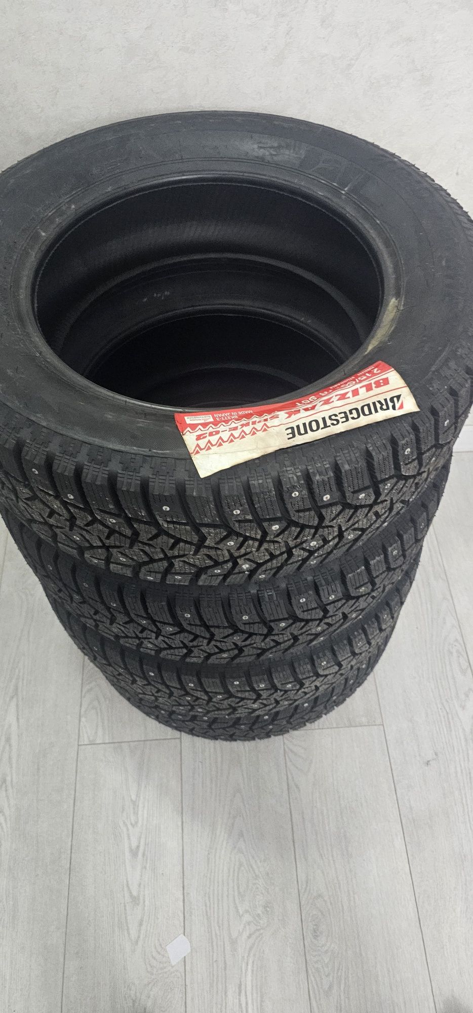 Продам зимние шипованную шины Bridgestone