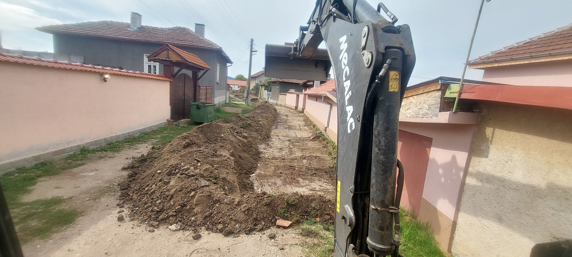 Услуги с комбиниран багер и самосал