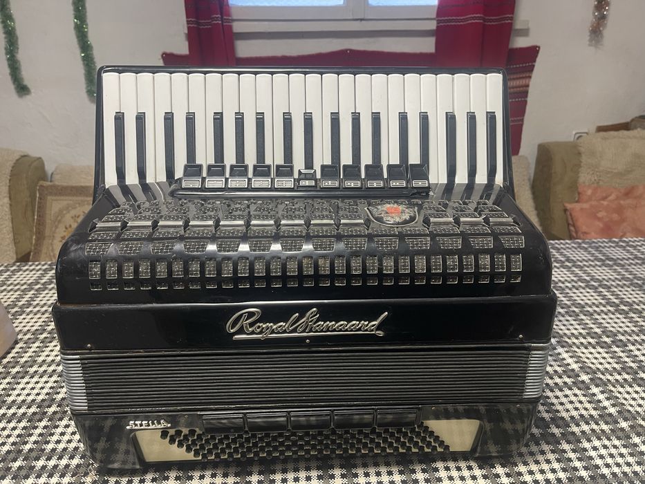 Акордеон Royal Standart 120 баса