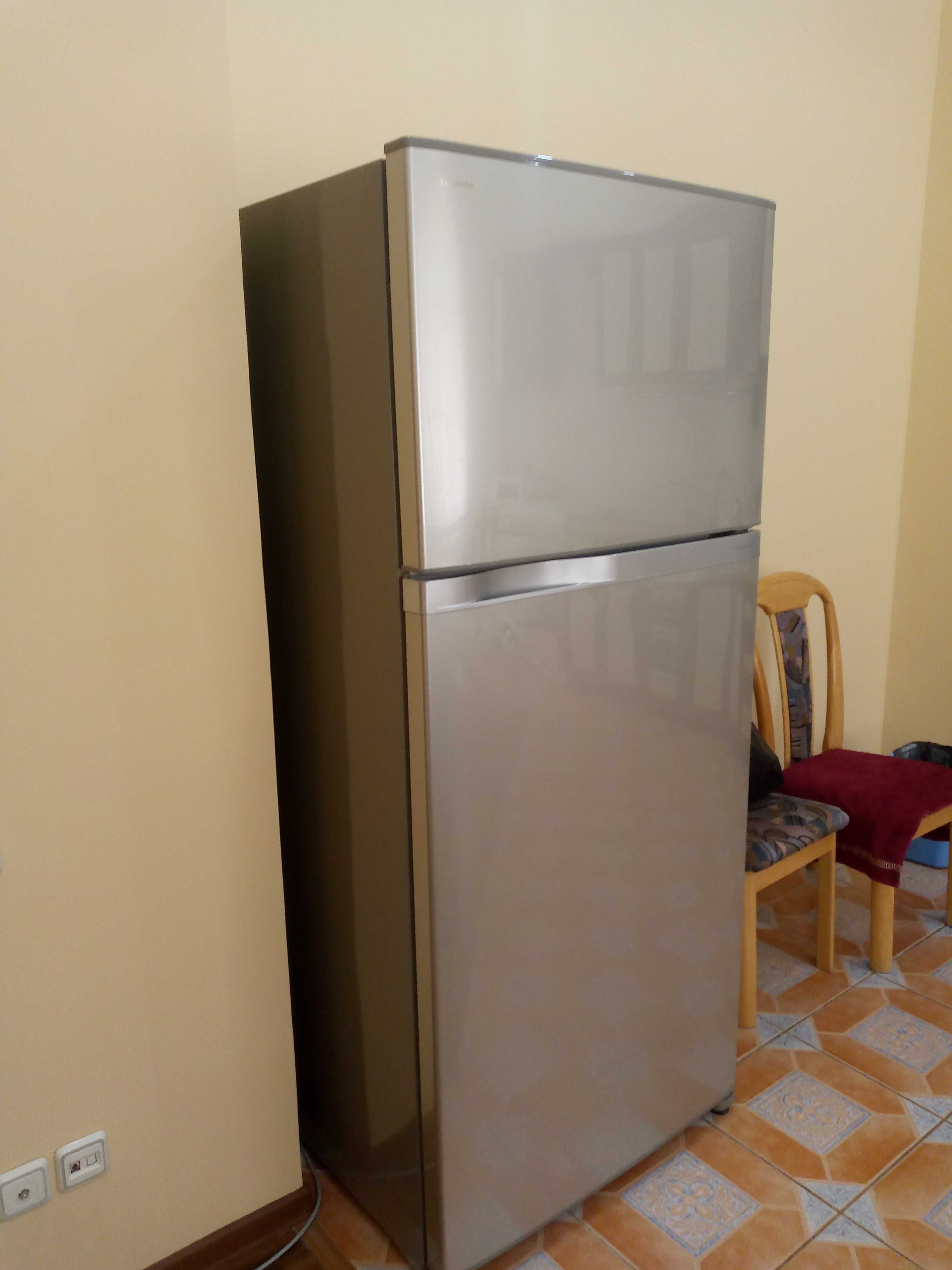 Холодильник TOSHIBA с большим объемом более 600л  в отличном состоянии