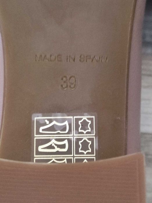 Нови бежови обувки от естествена кожа.