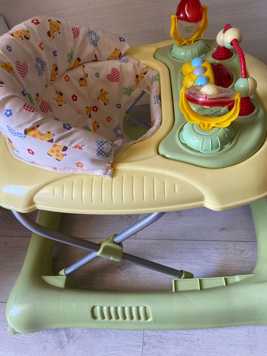 Проходилка в отлично състояние с музика