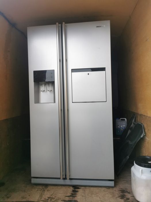 Frigider side by side