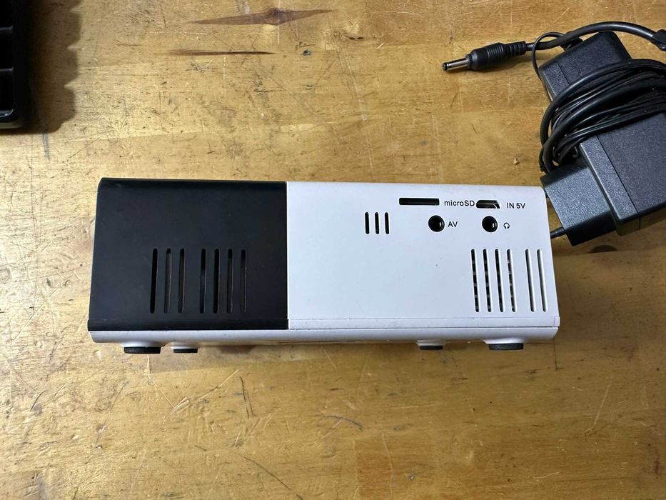 Videoproiector portabil, HD 1080p, 30.000 ore, cu difuzoare integrate
