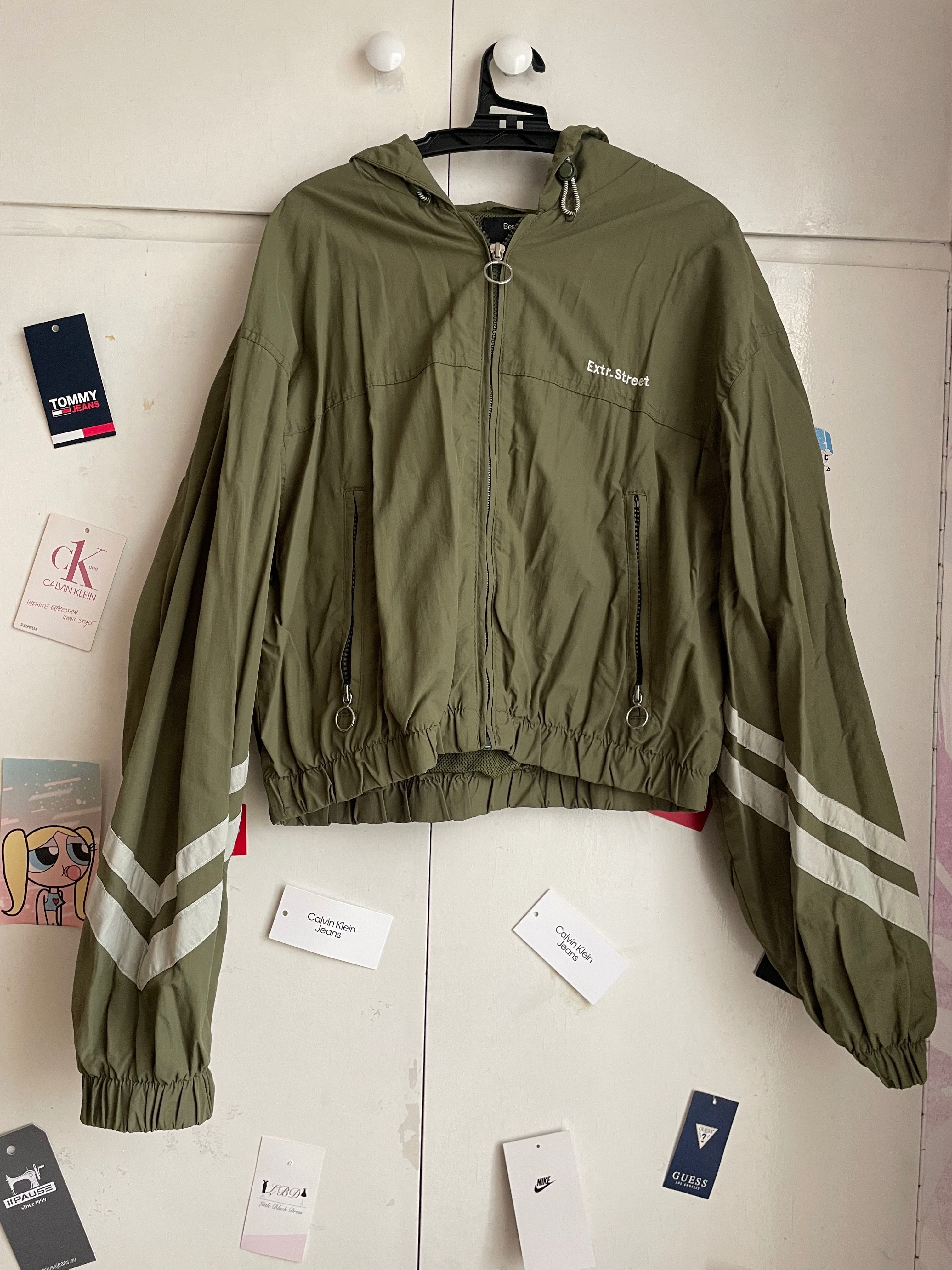 Зелена ветровка Bershka