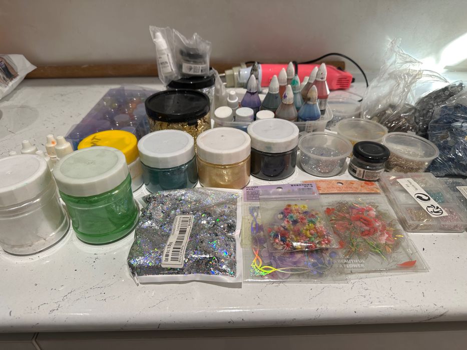 Силиконовые молды, эпоксидная смола и разные краски и блестки для них